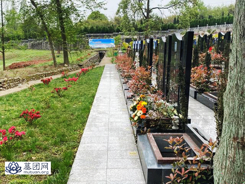 成都市磨盘山公墓实景2
